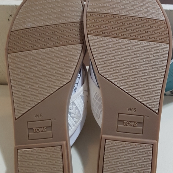 Tom's Natural Arrow Embroidered Mesh Sandals - Picture 5 of 5